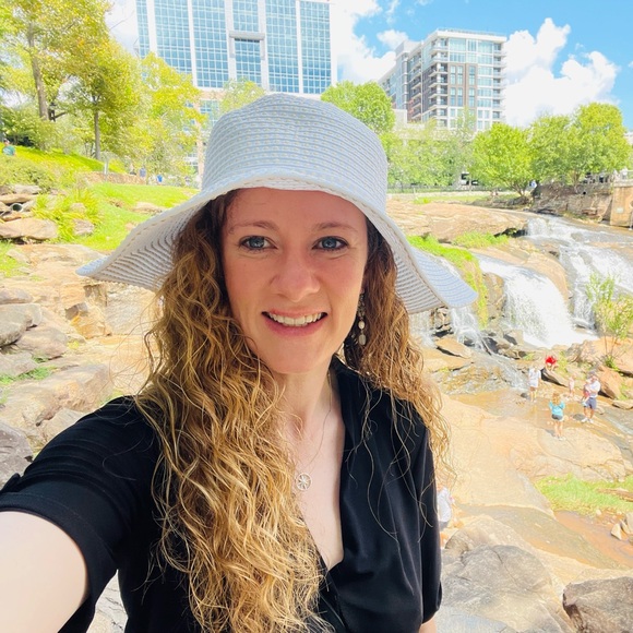 Meet your Posher, Daitra - Picture 1 of 1